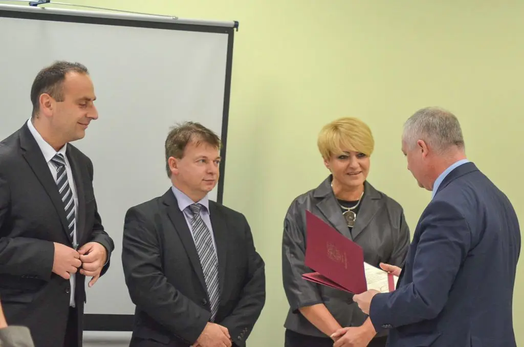 Nauczyciele i dyrektorzy powiatowych szkół uhonorowani