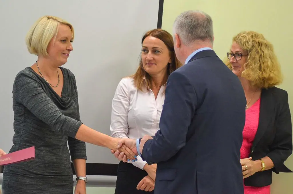Nauczyciele i dyrektorzy powiatowych szkół uhonorowani