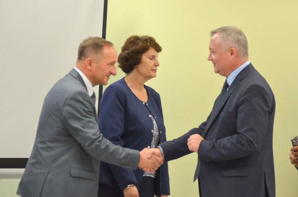 Nauczyciele i dyrektorzy powiatowych szkół uhonorowani