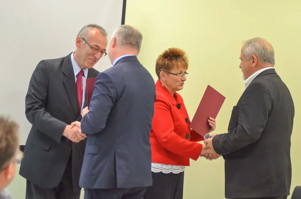 Nauczyciele i dyrektorzy powiatowych szkół uhonorowani