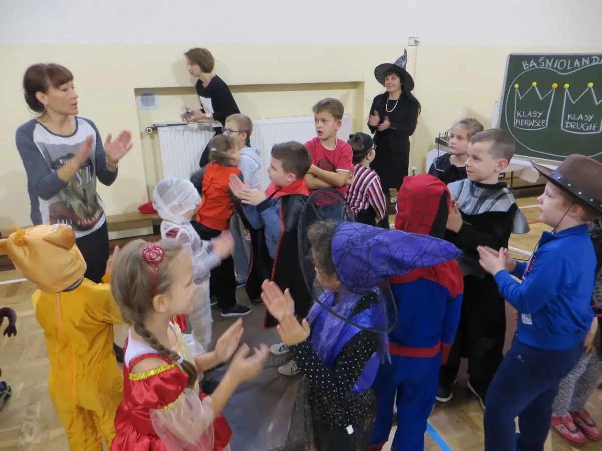 Dzień bajek w szkole podstawowej nr 2