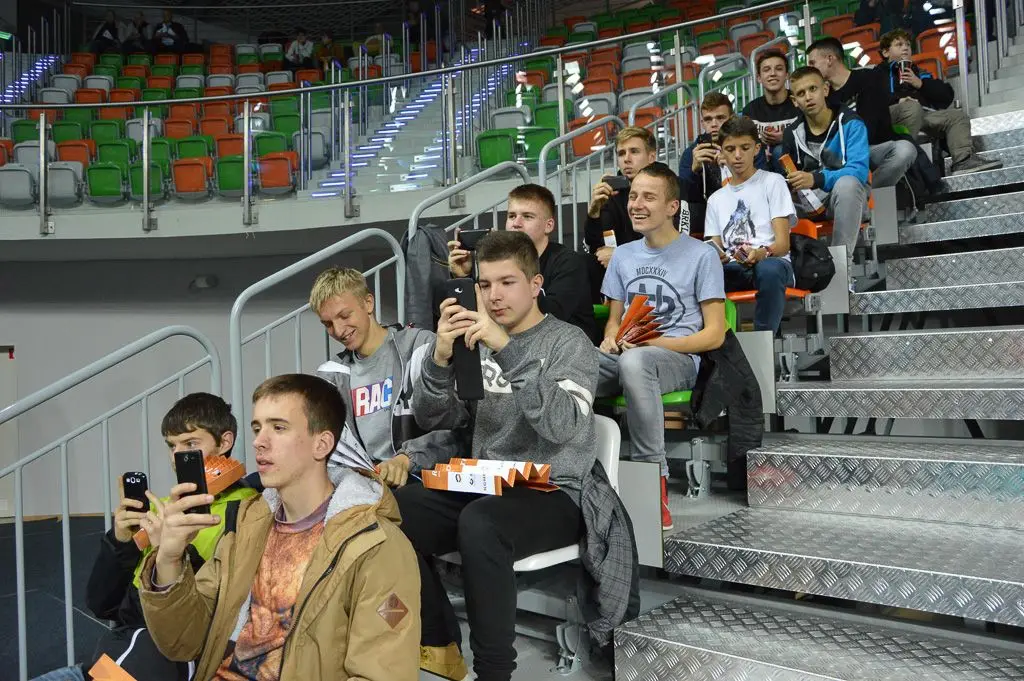 Młodzi siatkarze BTS Elektros na meczu PlusLigi w Lubinie