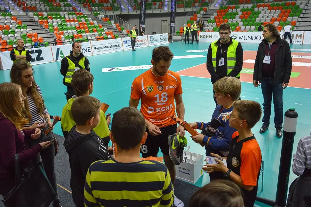 Młodzi siatkarze BTS Elektros na meczu PlusLigi w Lubinie