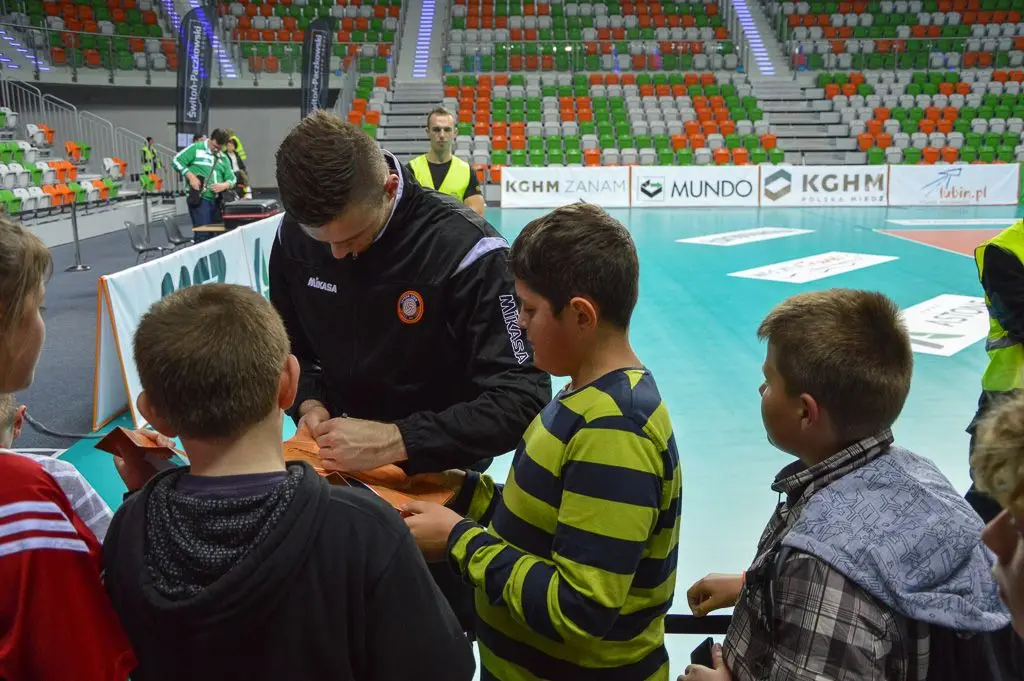 Młodzi siatkarze BTS Elektros na meczu PlusLigi w Lubinie