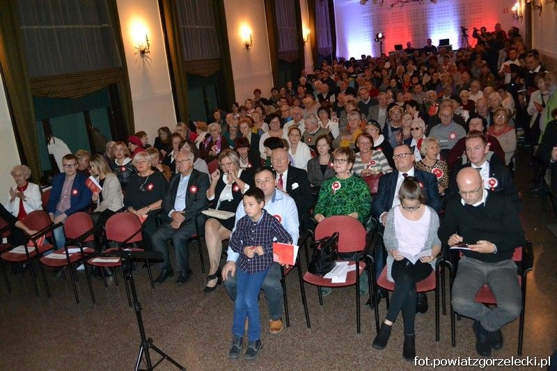 Wspólne śpiewanie pieśni patriotycznych w Zgorzelcu