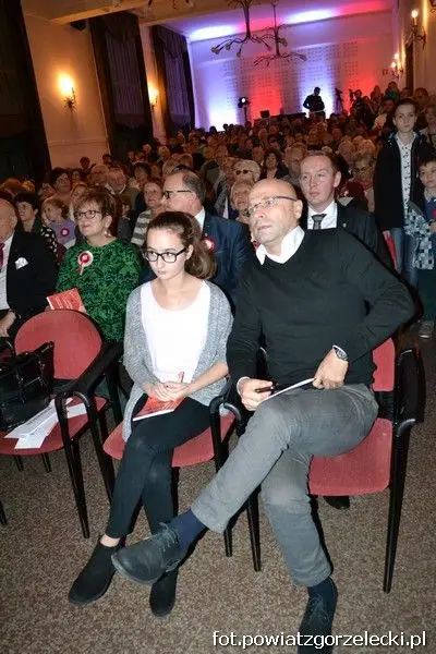 Wspólne śpiewanie pieśni patriotycznych w Zgorzelcu