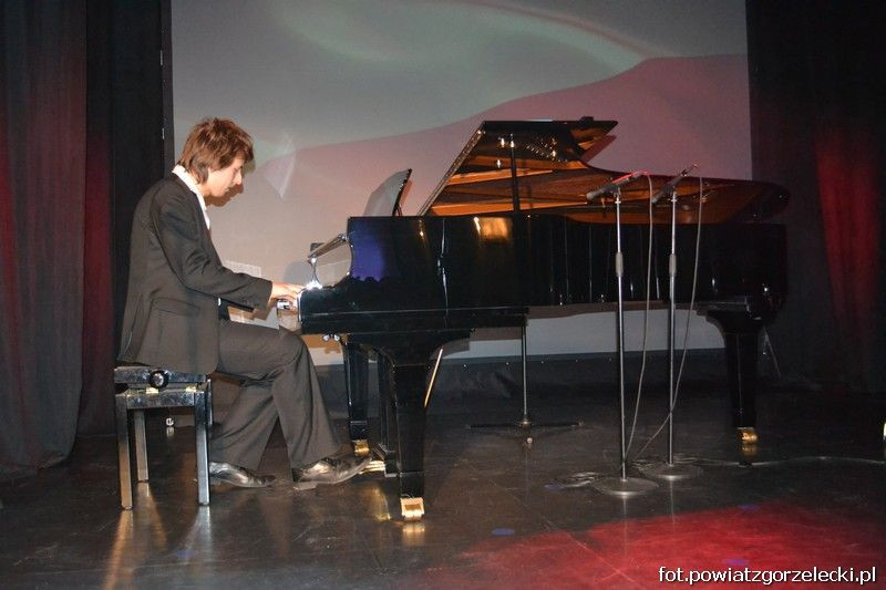 Wspólne śpiewanie pieśni patriotycznych w Zgorzelcu