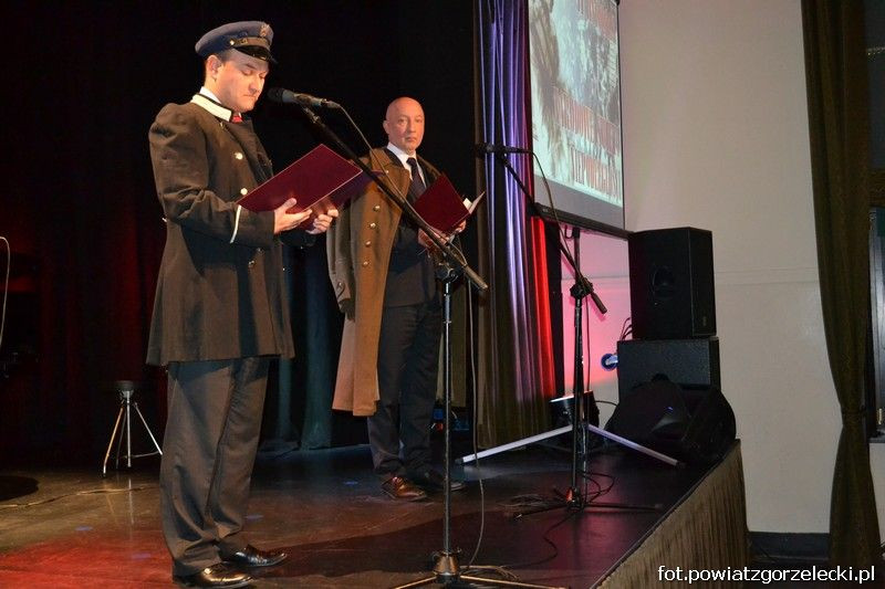 Wspólne śpiewanie pieśni patriotycznych w Zgorzelcu