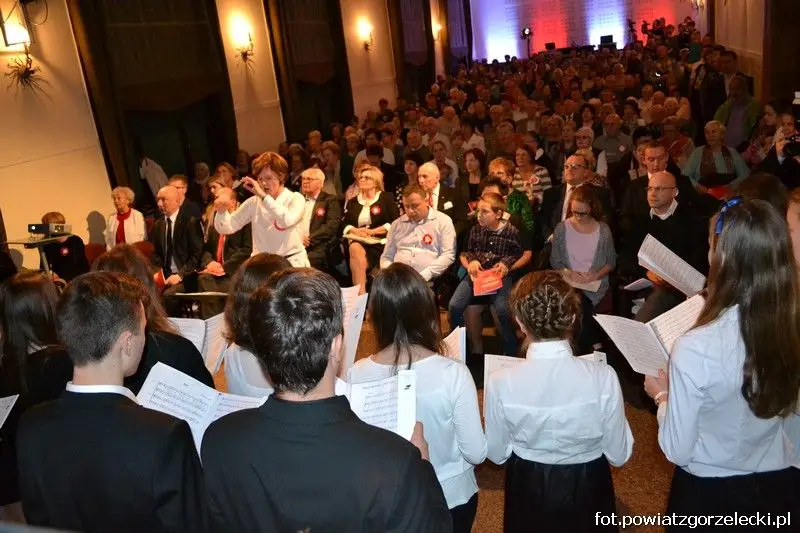 Wspólne śpiewanie pieśni patriotycznych w Zgorzelcu