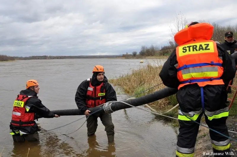 Strażacy-ratownicy ćwiczyli na zbiorniku wodnym Niedów