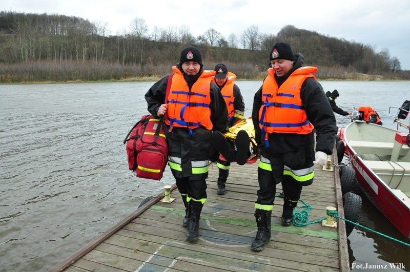 Strażacy-ratownicy ćwiczyli na zbiorniku wodnym Niedów