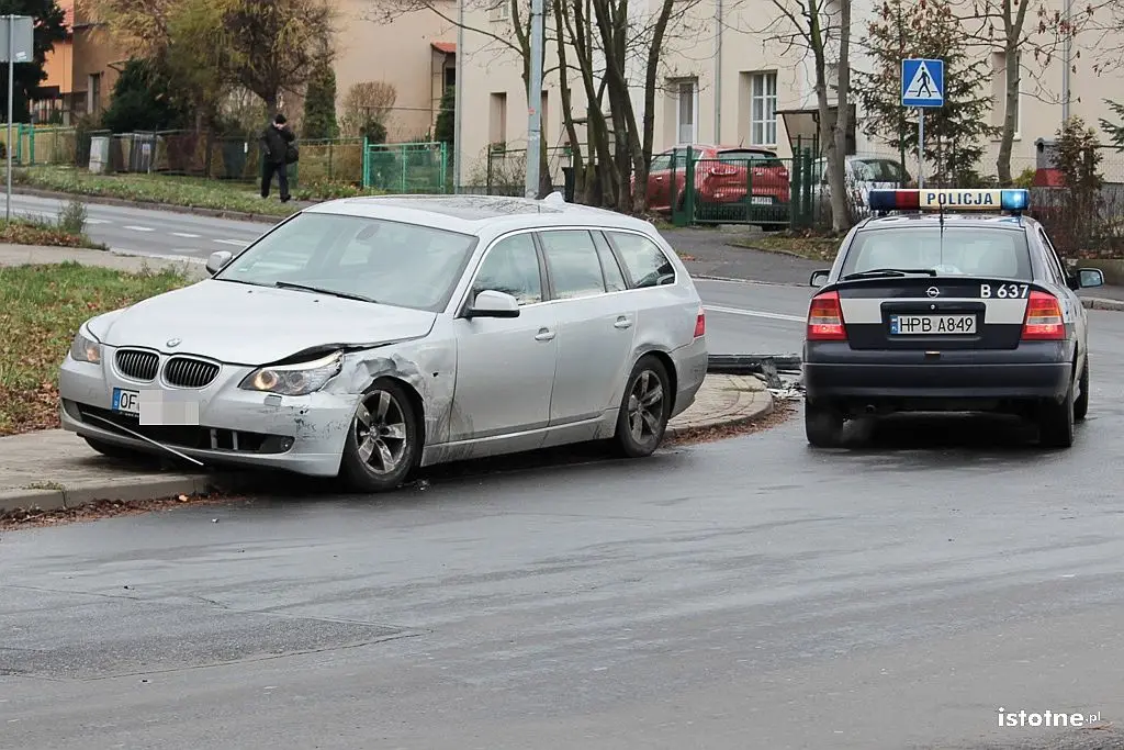 Kolizja BMW i Peugeota koło stadionu
