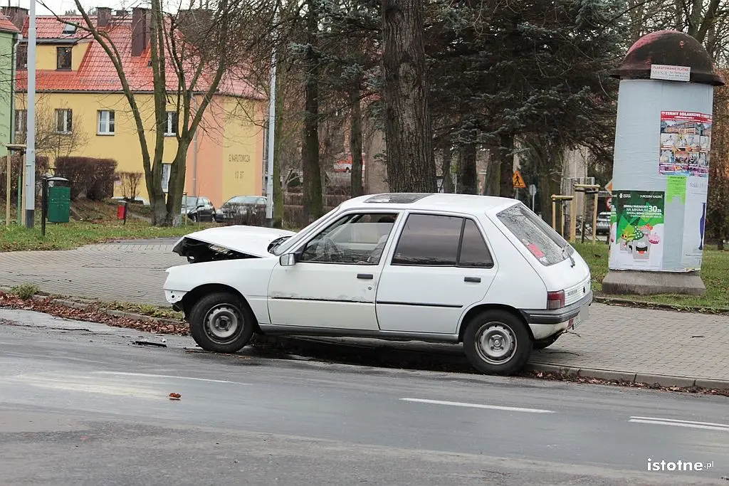 Kolizja BMW i Peugeota koło stadionu