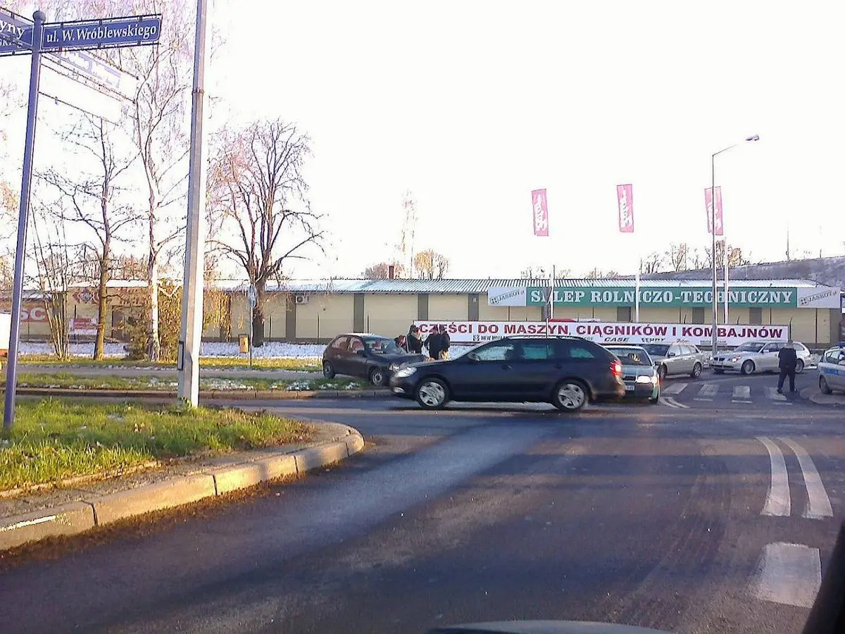 Kolejna kolizja koło wiaduktu