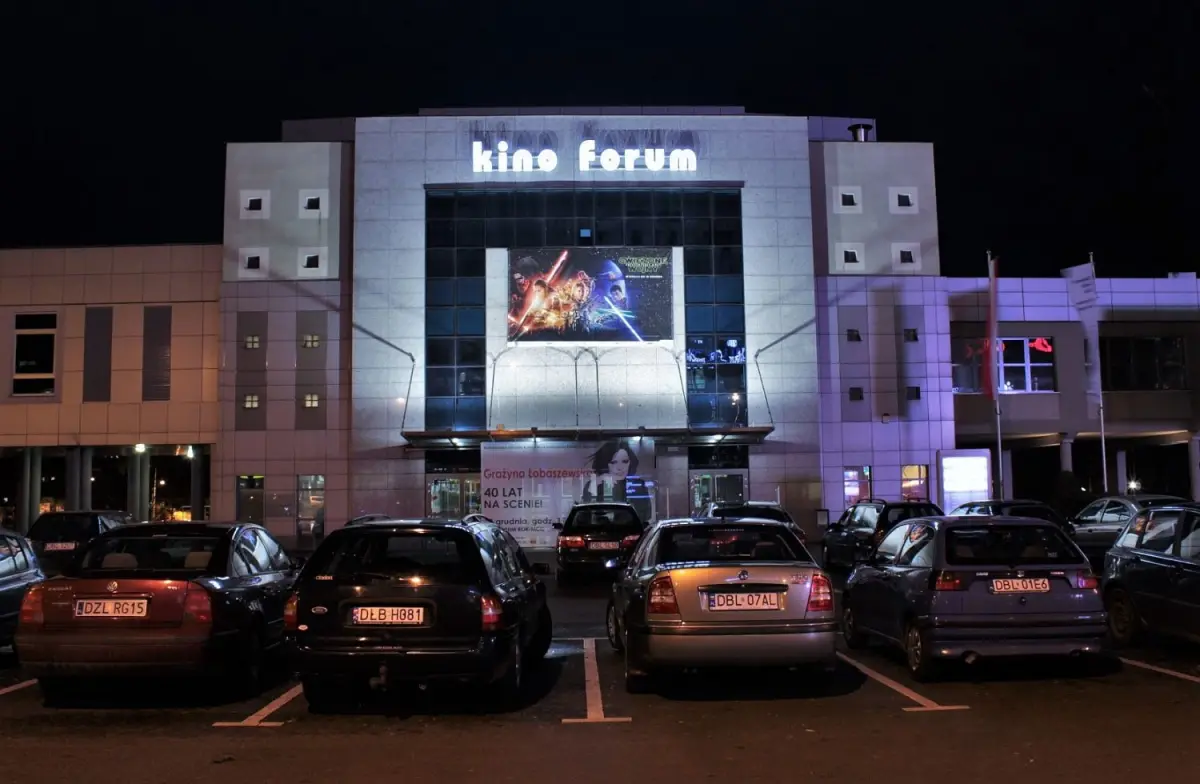 Kino Forum - budynek z neonem