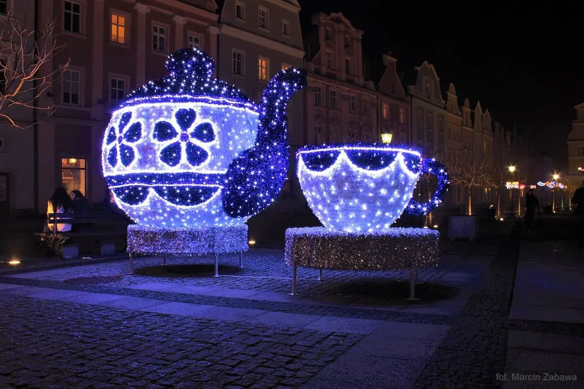 Świąteczne dekoracje w rynku pięknie prezentują się nocą