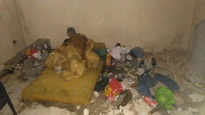 Bezdomny mężczyzna w pustostanie przy Mickiewicza