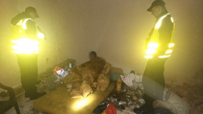 Bezdomny mężczyzna w pustostanie przy Mickiewicza