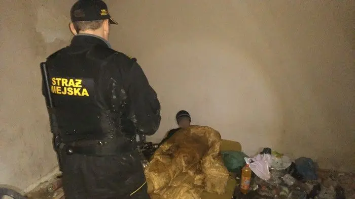 Bezdomny mężczyzna w pustostanie przy Mickiewicza