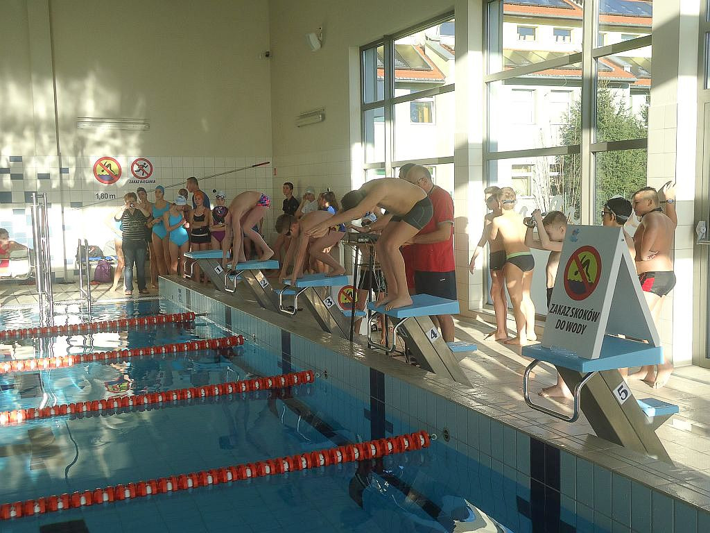 „Czwórka” i Oxpress najlepsze w sztafetach pływackich