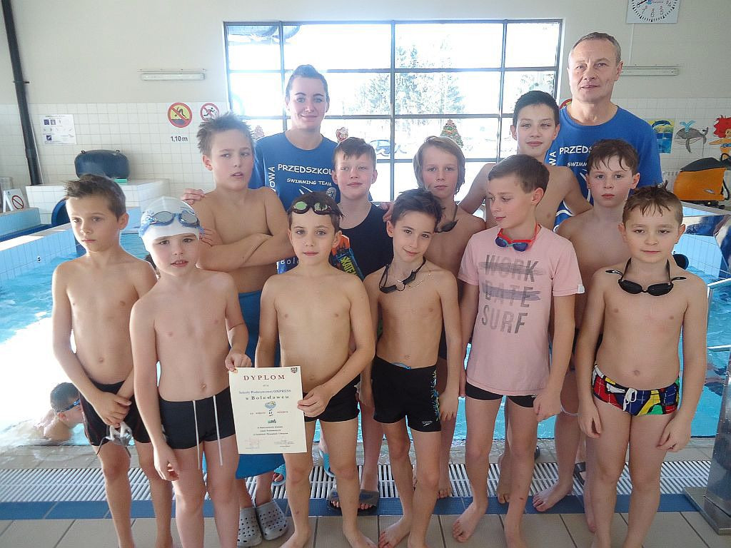 „Czwórka” i Oxpress najlepsze w sztafetach pływackich