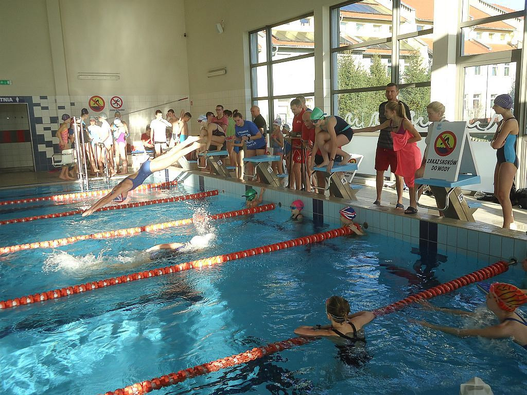 „Czwórka” i Oxpress najlepsze w sztafetach pływackich