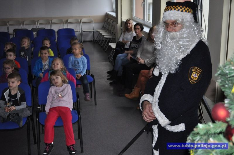 Mikołaje w mundurach ponownie spotkali się z dziećmi