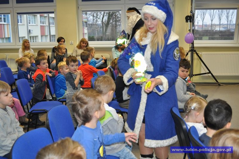 Mikołaje w mundurach ponownie spotkali się z dziećmi
