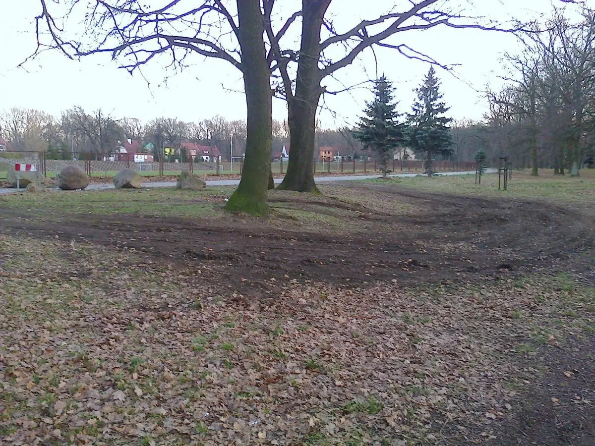 Quady niszczą ścieżkę nad Bobrem