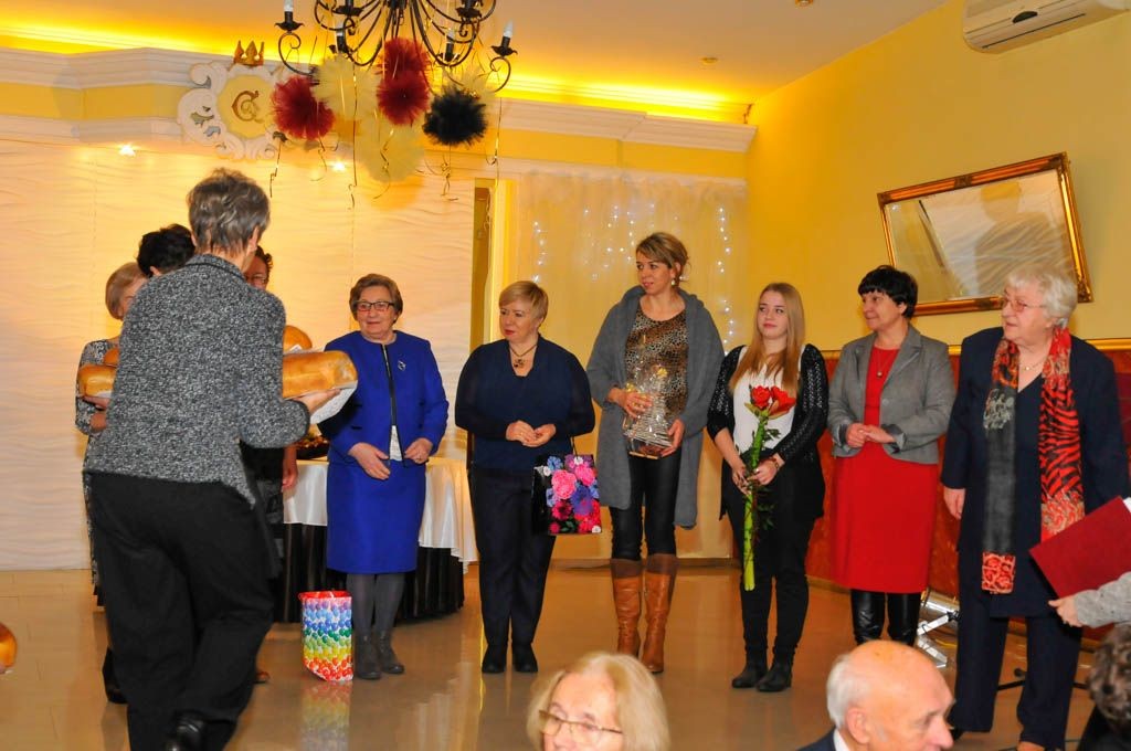 Pachnie na stole świeży chleb…