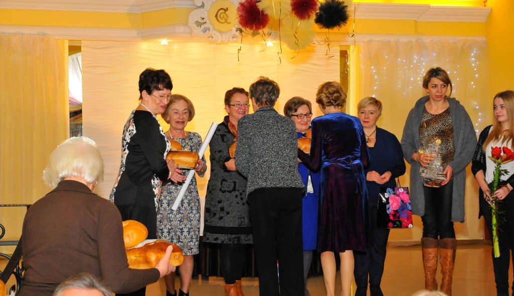 Pachnie na stole świeży chleb…