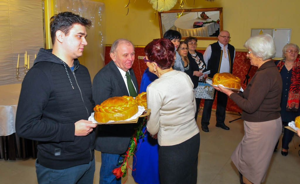 Pachnie na stole świeży chleb…