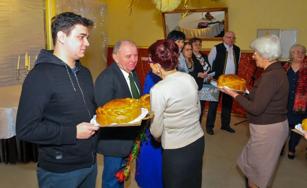 Pachnie na stole świeży chleb…