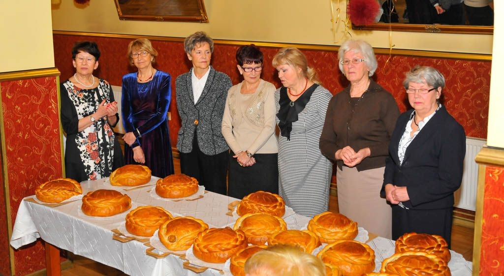 Pachnie na stole świeży chleb…