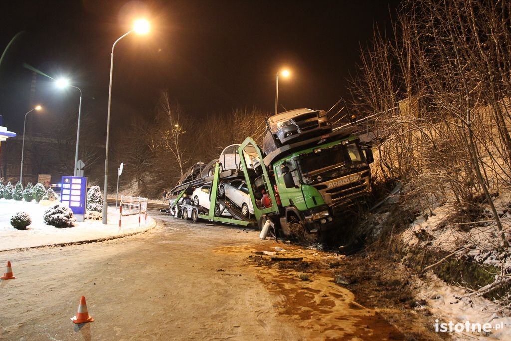Laweta wjechała w nasyp kolejowy