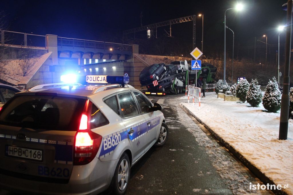 Laweta wjechała w nasyp kolejowy