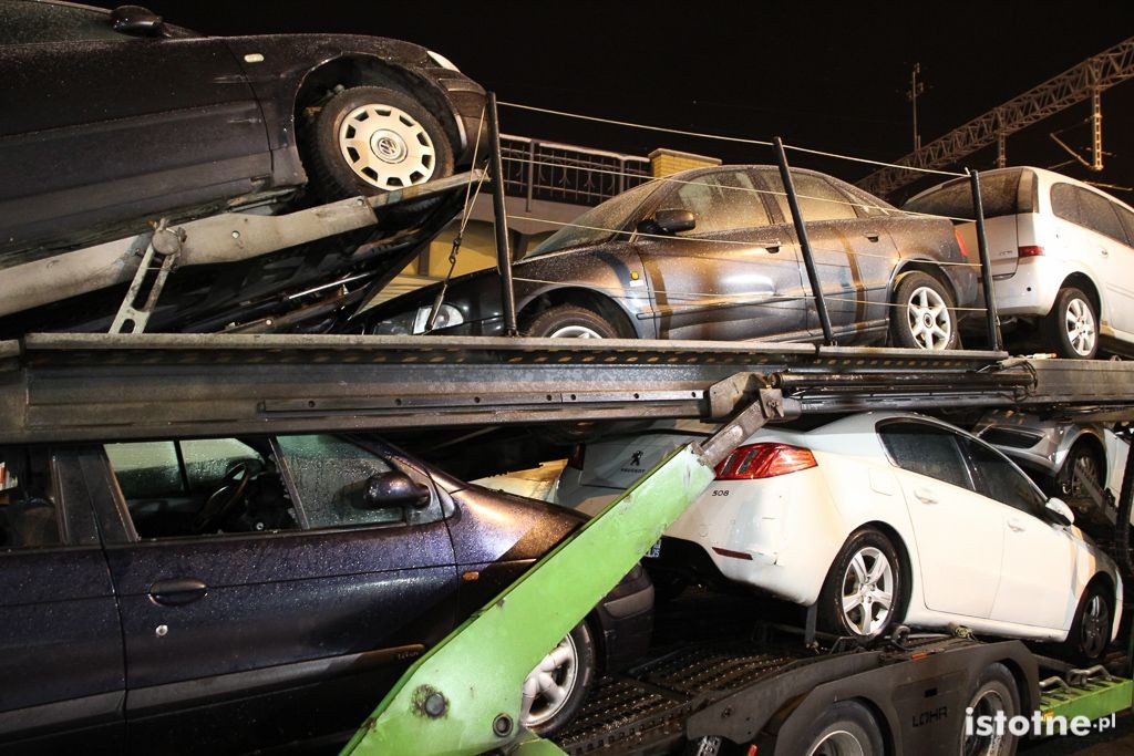 Laweta wjechała w nasyp kolejowy