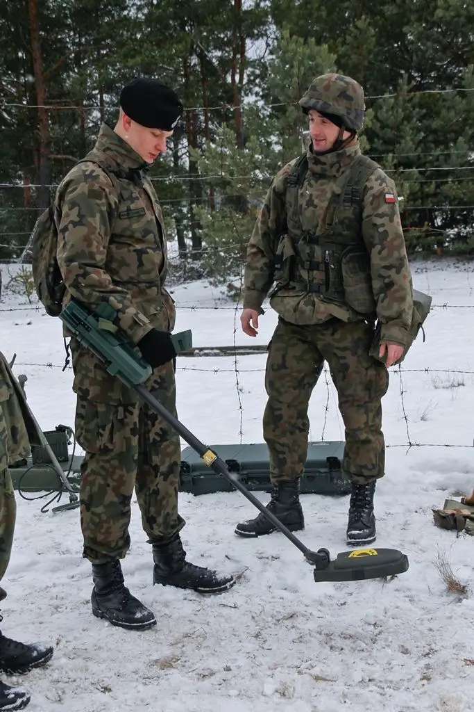 Młodzi strzelcy na szkoleniu saperskim