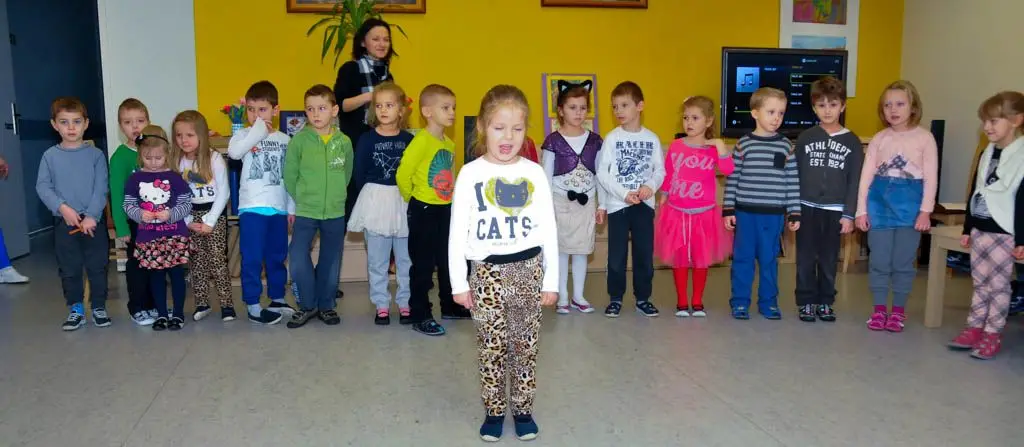 Laurki, życzenia i dziecięcy uśmiech w Domu Seniora
