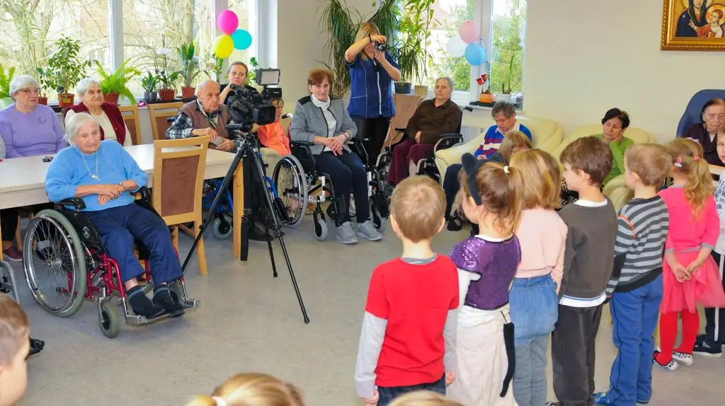 Laurki, życzenia i dziecięcy uśmiech w Domu Seniora