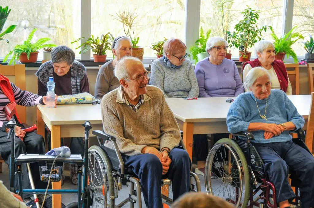 Laurki, życzenia i dziecięcy uśmiech w Domu Seniora