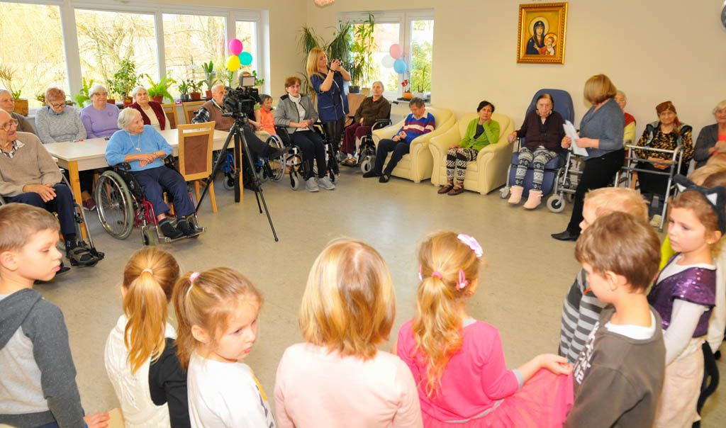 Laurki, życzenia i dziecięcy uśmiech w Domu Seniora
