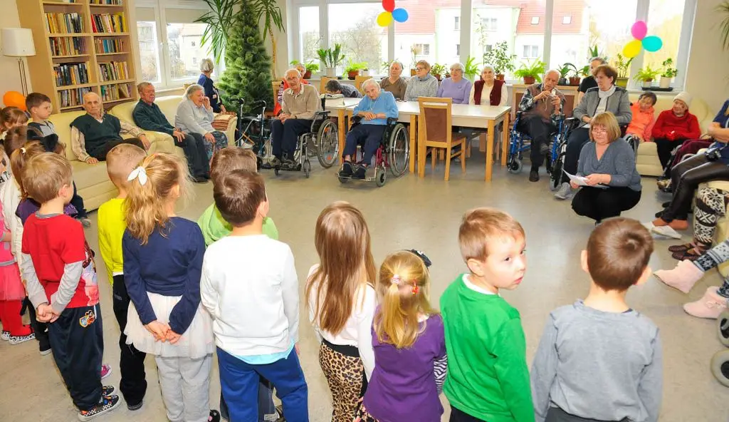 Laurki, życzenia i dziecięcy uśmiech w Domu Seniora