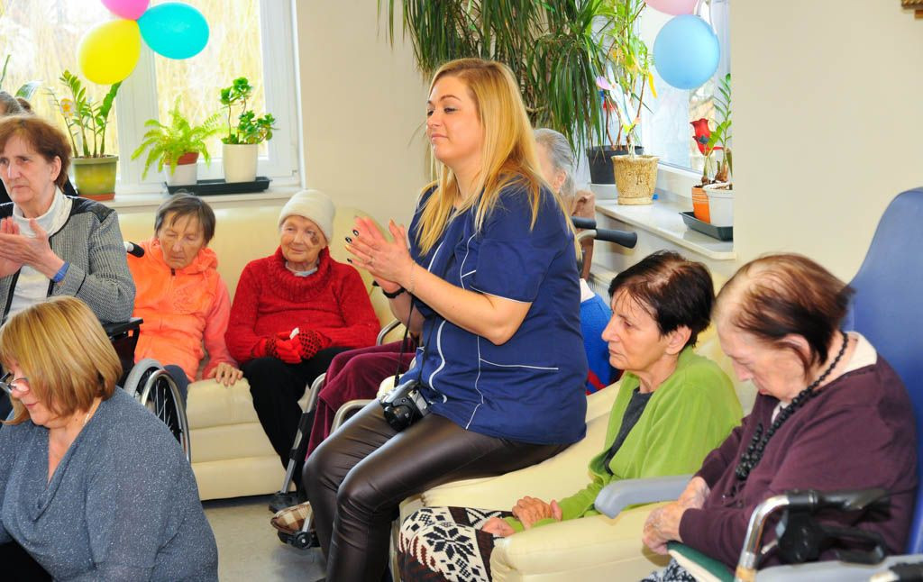 Laurki, życzenia i dziecięcy uśmiech w Domu Seniora