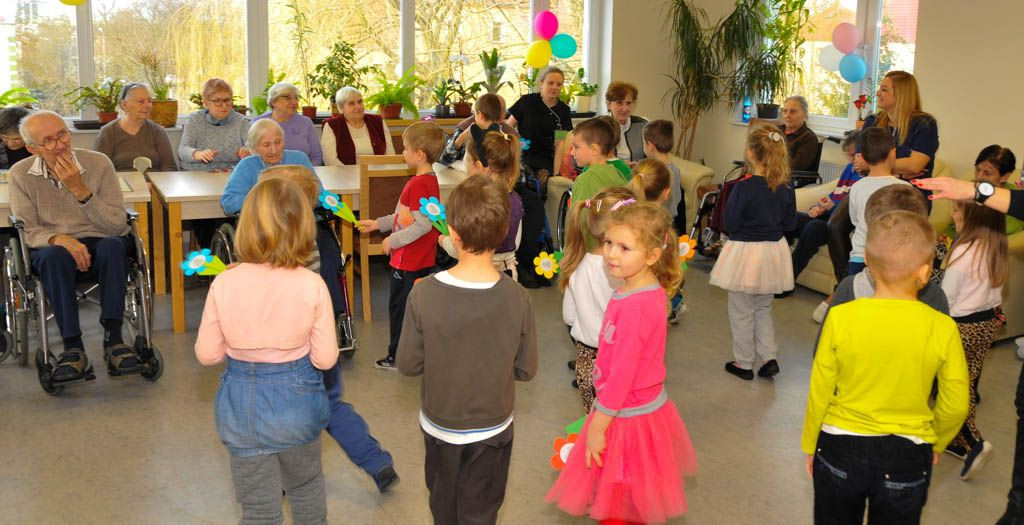 Laurki, życzenia i dziecięcy uśmiech w Domu Seniora