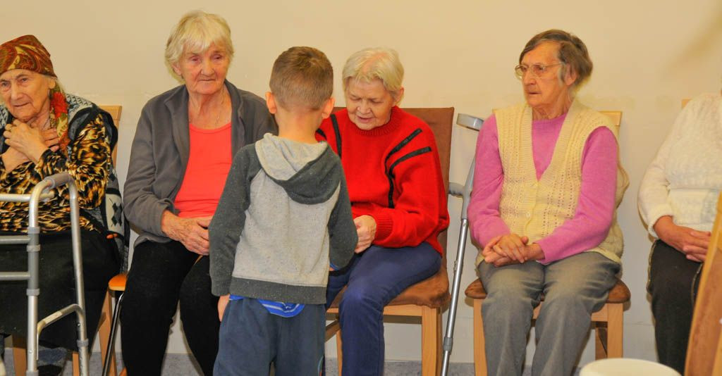 Laurki, życzenia i dziecięcy uśmiech w Domu Seniora