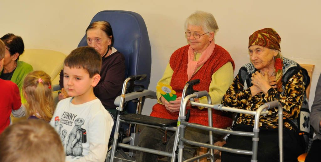 Laurki, życzenia i dziecięcy uśmiech w Domu Seniora