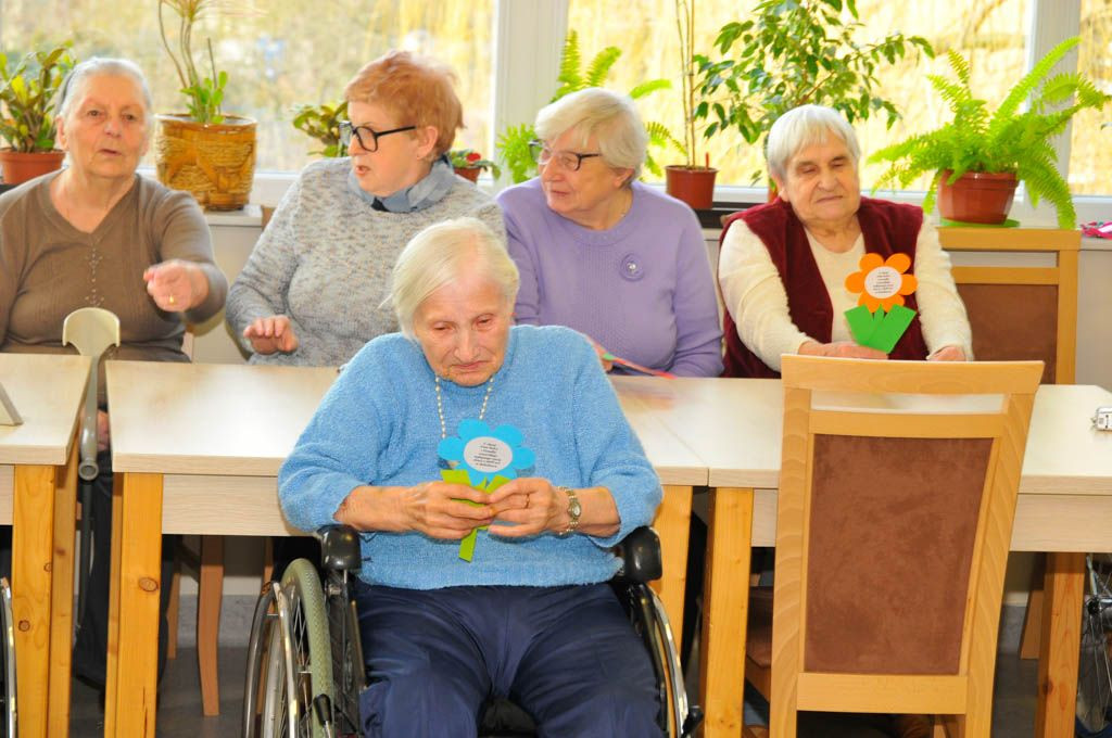 Laurki, życzenia i dziecięcy uśmiech w Domu Seniora