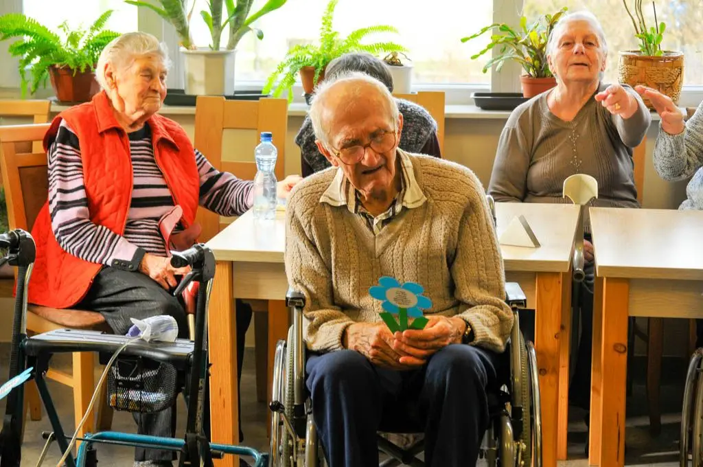 Laurki, życzenia i dziecięcy uśmiech w Domu Seniora