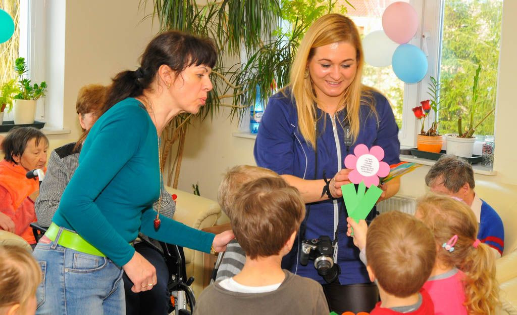 Laurki, życzenia i dziecięcy uśmiech w Domu Seniora